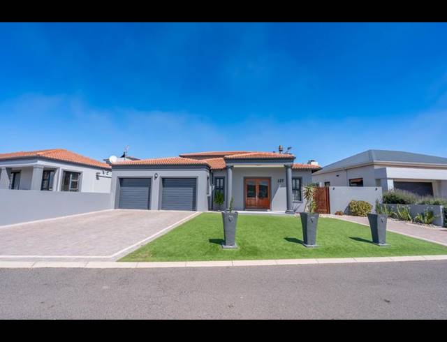 4 BEDROOM HOUSE FOR SALE IN CALYPSO BEACH